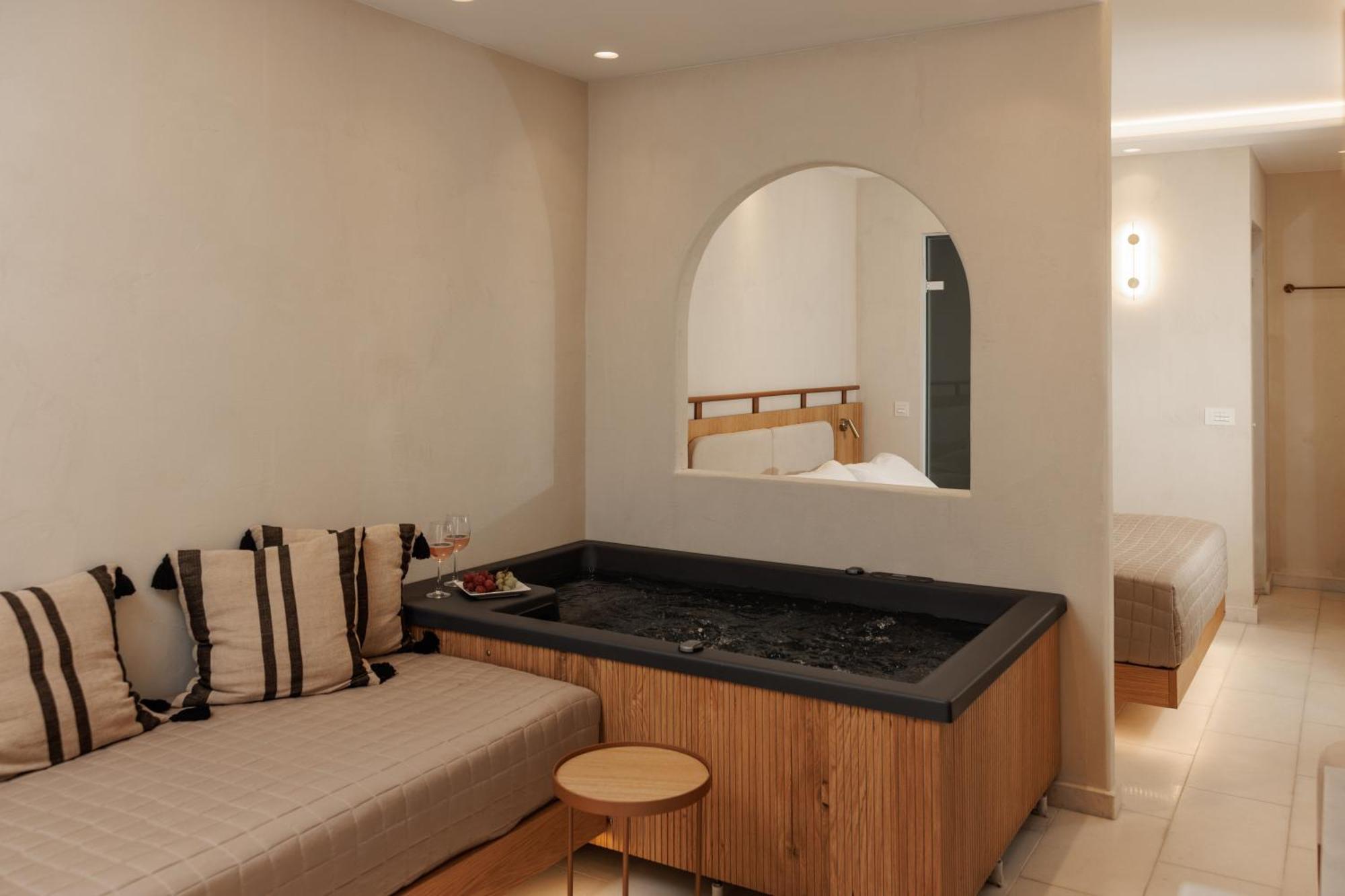 מלון Polis Of Naxos 3*